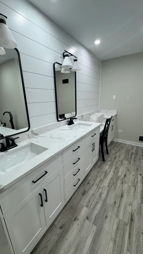 Double vanity with polished quartz counters, clean sinks and streak-free mirrors